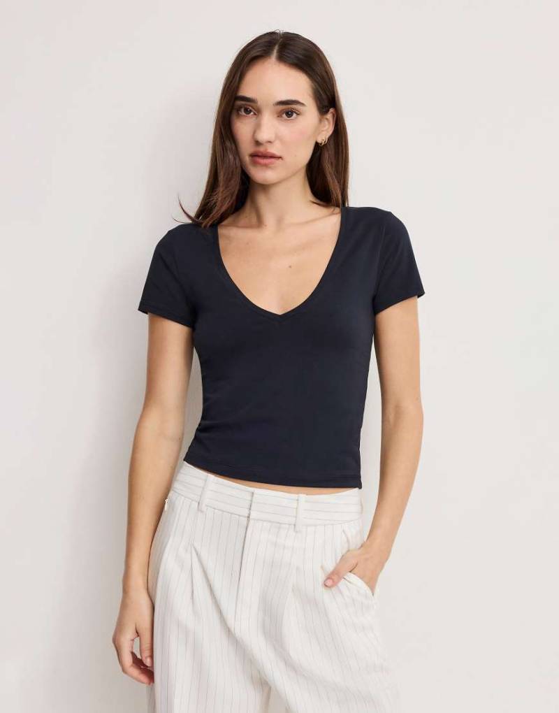 Good American - Knapp geschnittenes T-Shirt in Schwarz mit V-Ausschnitt von Good American