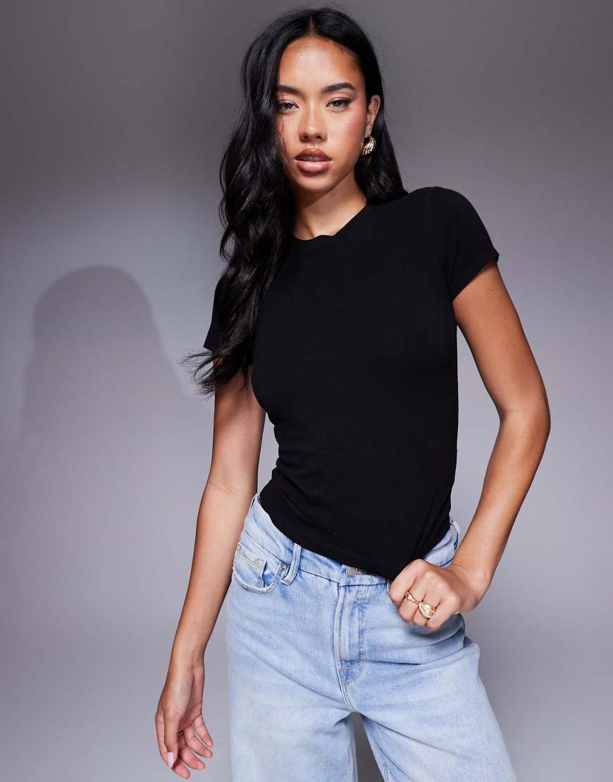 Good American - Knapp geschnittenes T-Shirt in Schwarz mit viel Stretch von Good American