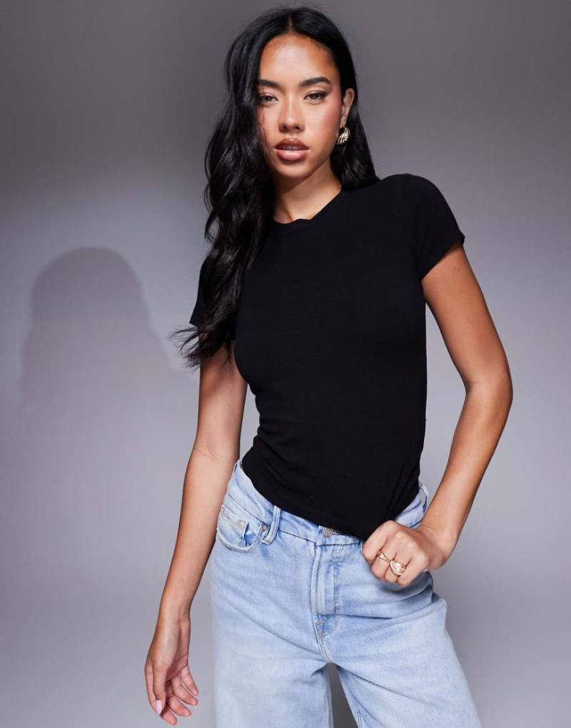 Good American - Knapp geschnittenes T-Shirt in Schwarz mit viel Stretch von Good American