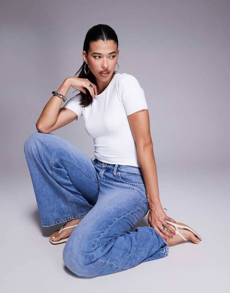 Good American - Formender T-Shirt-Body in Weiß von Good American