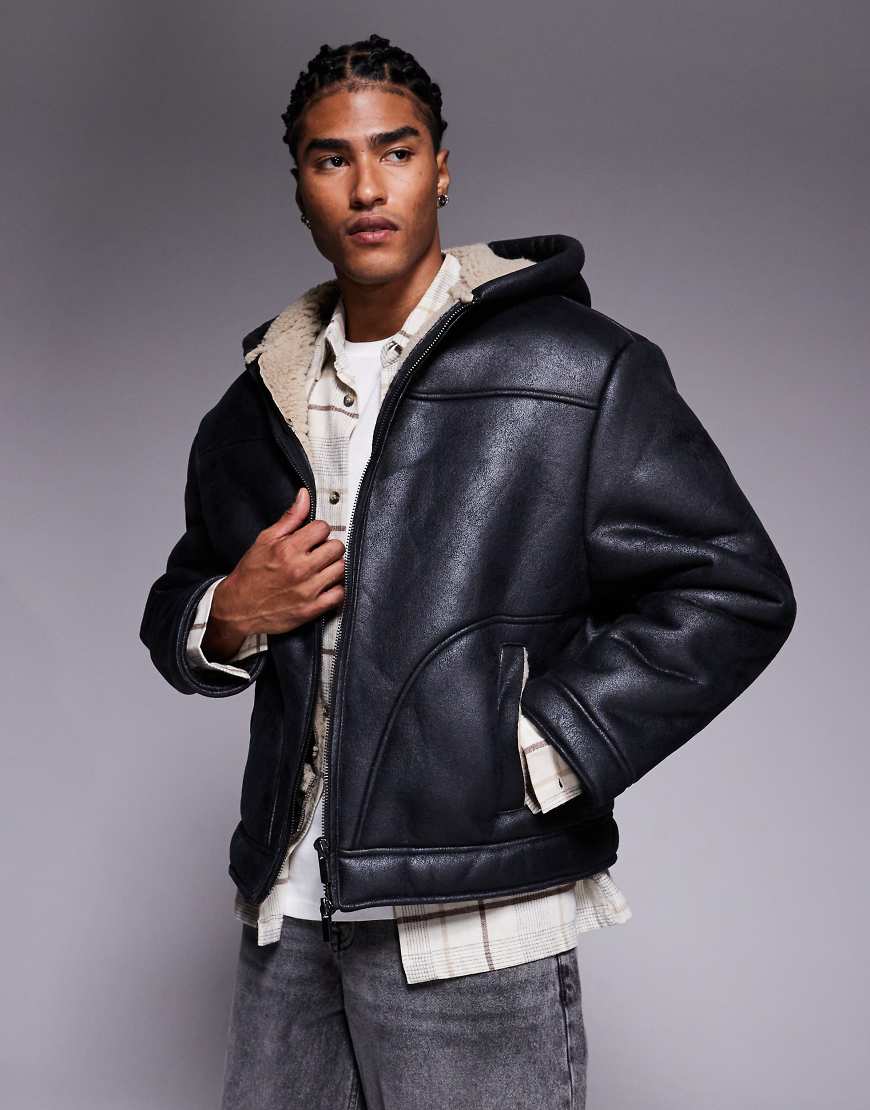 Good For Nothing - Arbeiter-Jacke aus Kunstleder in Schwarz mit Kapuze und Futter in Lammfelloptik Good For Nothing - Arbeiter-Jacke aus Kunstleder in Schwarz mit Kapuze und Futter in Lammfelloptik von Good For Nothing