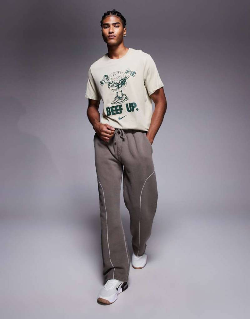 Good For Nothing - Gerade geschnittene Jogginghose in Braun mit kontrastierenden Overlock-Nähten von Good For Nothing