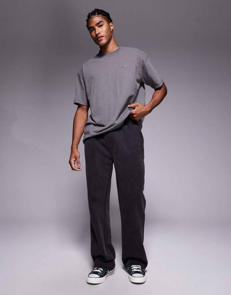 Good For Nothing - Gerade geschnittene Jogginghose in verwaschenem Schwarz mit Logoprint von Good For Nothing