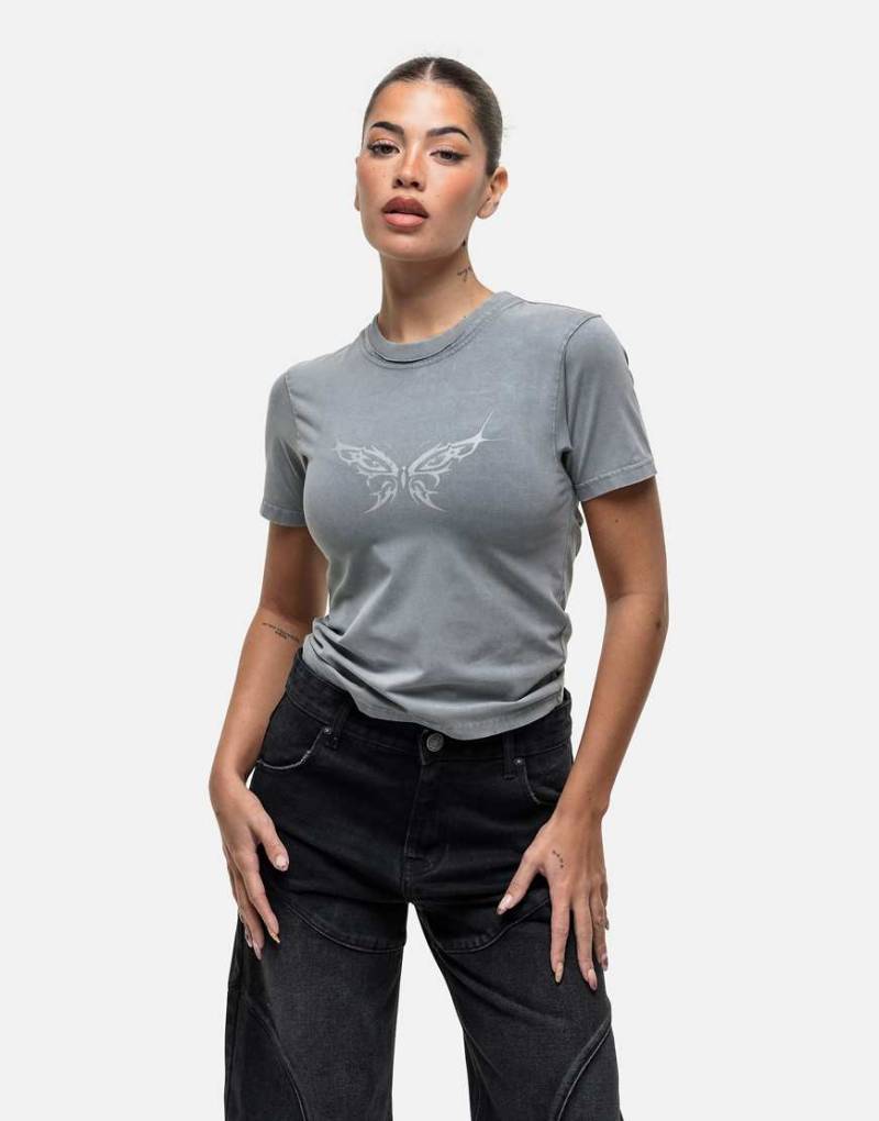 Good For Nothing - Knapp geschnittenes T-Shirt in verwaschenem Grau mit Schmetterlings-Grunge-Print von Good For Nothing