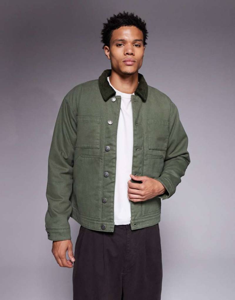 Good For Nothing - Trucker-Jacke in Salbeigrün mit Kontrastkragen von Good For Nothing