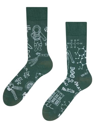 Dedoles Socken Regular normale Höhe Unisex Damen Herren Baumwolle viele lustige Designs Weihnachtssocken 1 Paar, Farbe Grün, Motiv Physik gegen Chemie, Gr. 35-38 von Dedoles