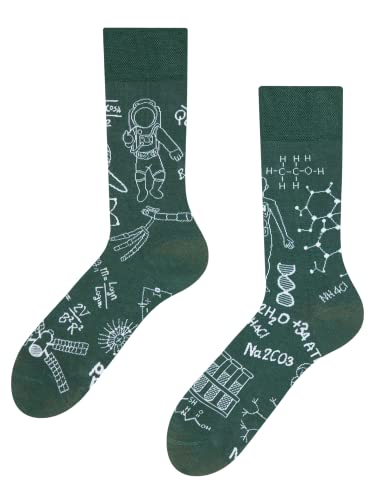 Dedoles Socken Unisex Damen Herren & Kinder Baumwolle viele lustige Designs 1 Paar Geschenk links rechts verschieden, Farbe Grün, Motiv Physik gegen Chemie, Gr. 43-46 von Dedoles