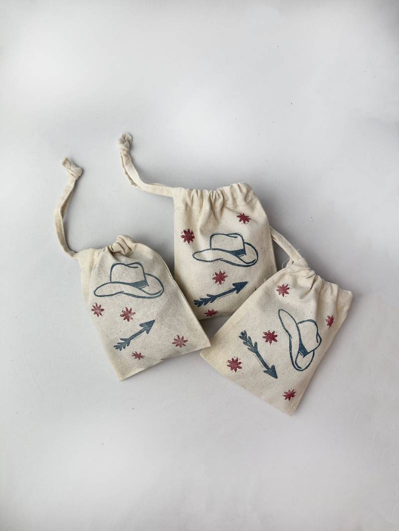 Handgedruckte Baumwollkordelzugtasche Im Western Howdy Hat Design von StudioGalley