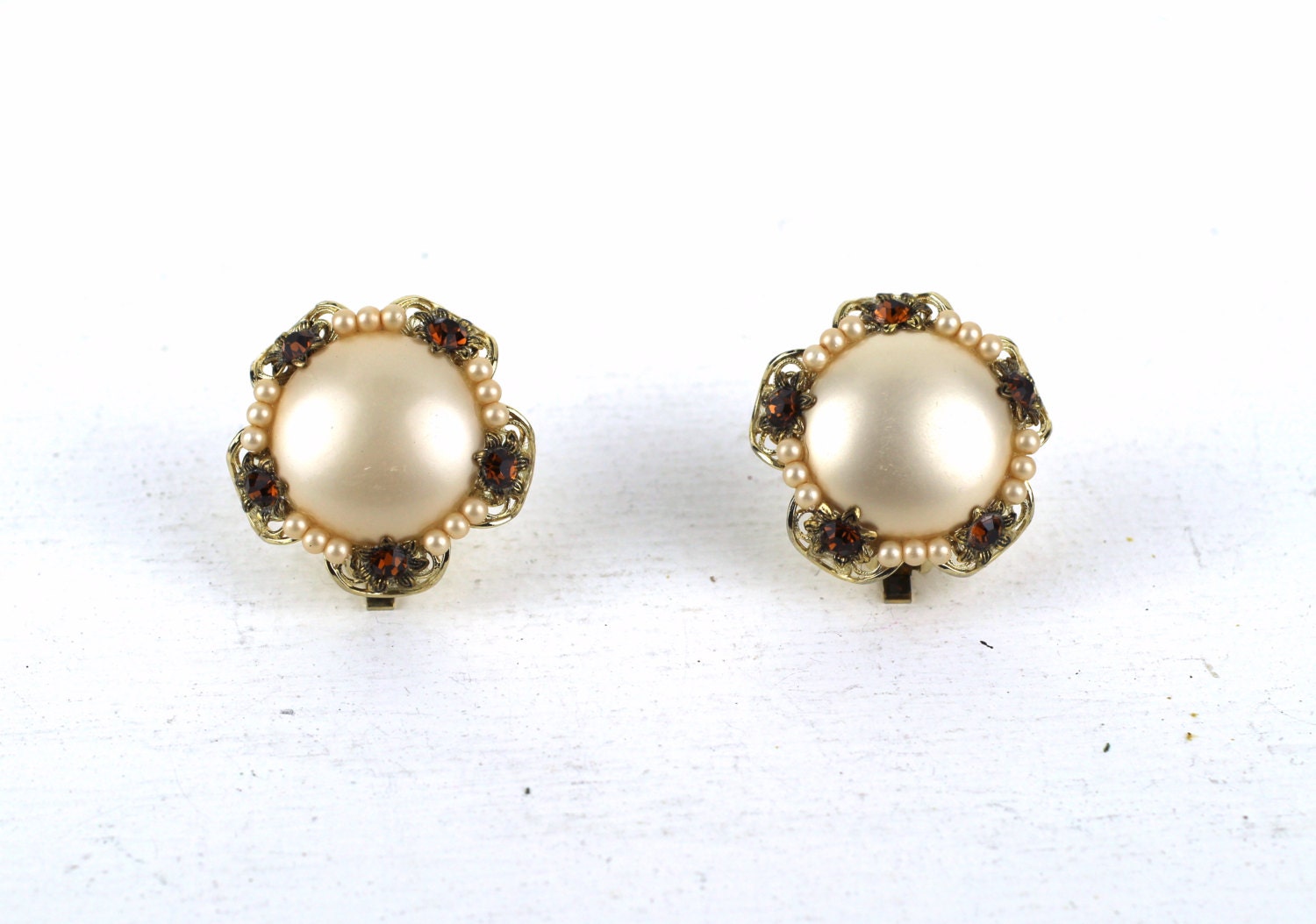 Vintage Großen Faux Perle Cabochon Braun Strass Samen Gold Ton Metall Clip An Ohrringen Vintage Großen Faux Perle Cabochon Braun Strass Samen Gold Ton Metall Clip An Ohrringen von GoodGirlVintageGoods