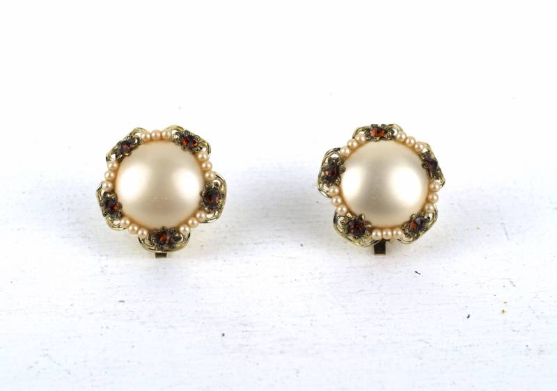 Vintage Großen Faux Perle Cabochon Braun Strass Samen Gold Ton Metall Clip An Ohrringen Vintage Großen Faux Perle Cabochon Braun Strass Samen Gold Ton Metall Clip An Ohrringen von GoodGirlVintageGoods