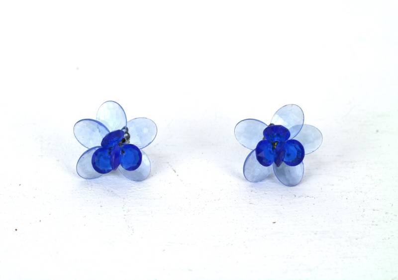 Vintage Indigo Blau Hellblau Transparent Kunststoff Floral Cluster Gold Ton Metall Ohrclips Ohrringe Vintage Indigo Blau Hellblau Transparent Kunststoff Floral Cluster Gold Ton Metall Ohrclips Ohrringe von GoodGirlVintageGoods