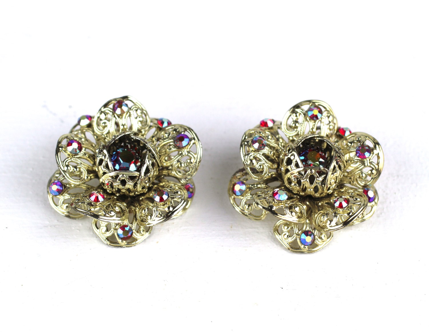 Vintage Sarah Cov Gold Tone Blumen Filigrane Clip Auf Ohrringe Mit Roter Aurora Borealis Strass Vintage Sarah Cov Gold Tone Blumen Filigrane Clip Auf Ohrringe Mit Roter Aurora Borealis Strass von GoodGirlVintageGoods