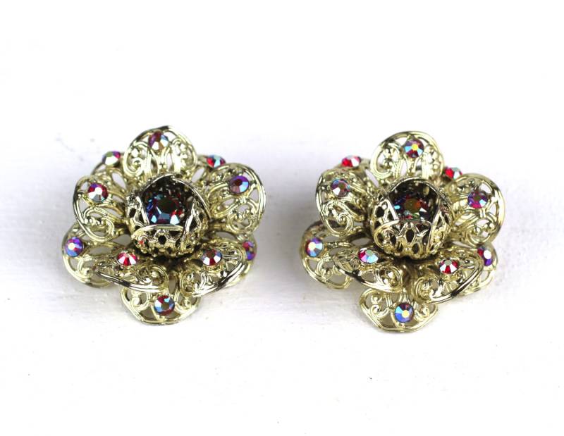 Vintage Sarah Cov Gold Tone Blumen Filigrane Clip Auf Ohrringe Mit Roter Aurora Borealis Strass Vintage Sarah Cov Gold Tone Blumen Filigrane Clip Auf Ohrringe Mit Roter Aurora Borealis Strass von GoodGirlVintageGoods