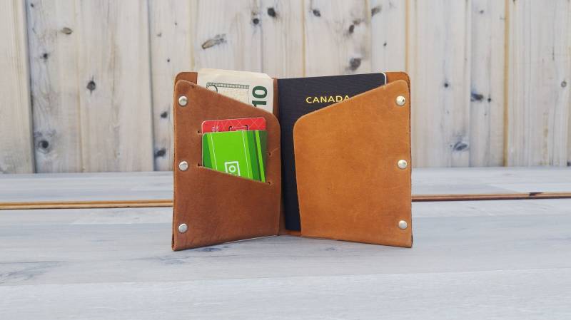 Personalisierte Leder Brieftasche, Passhülle, Passport Reisebrieftasche, Reisegeschenk, Reisepass von GoodHides