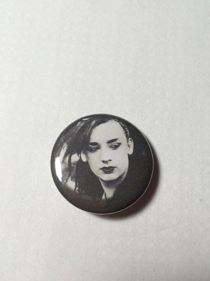 Boy George - 1.25" Pinback Button von GoodLuckSweetCookie