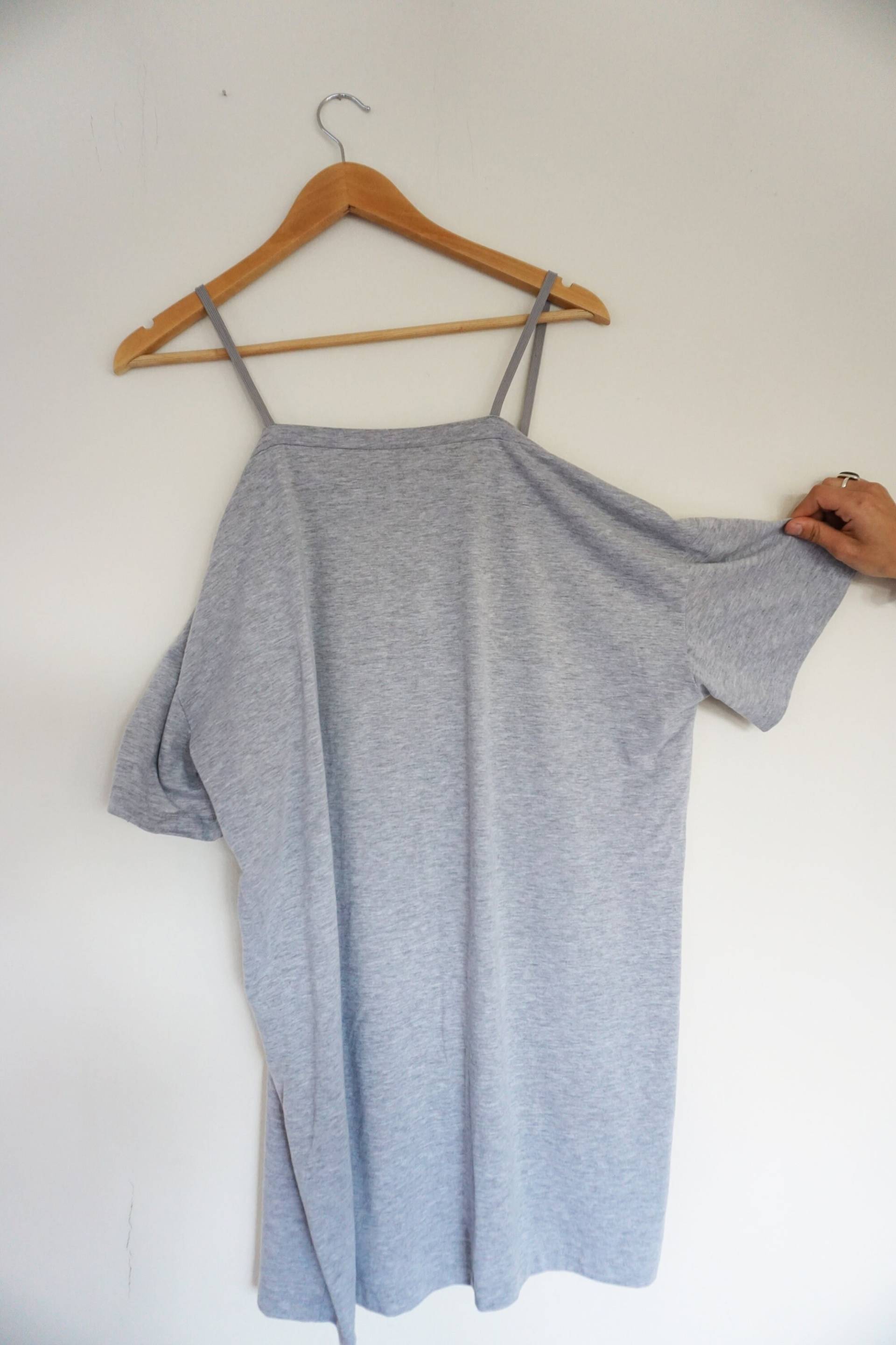 Chill Off-Shoulders Kleid Mit Spaghetti-Riemen Chill Off-Shoulders Kleid Mit Spaghetti-Riemen von GoodMellowsThrift