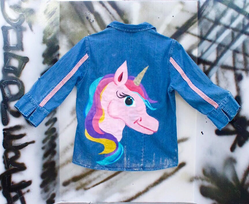 Einhörner Existieren Handbemalte Denim Button-Down-Unisex Shirt Einhörner Existieren Handbemalte Denim Button-Down-Unisex Shirt von GoodMerchClothing