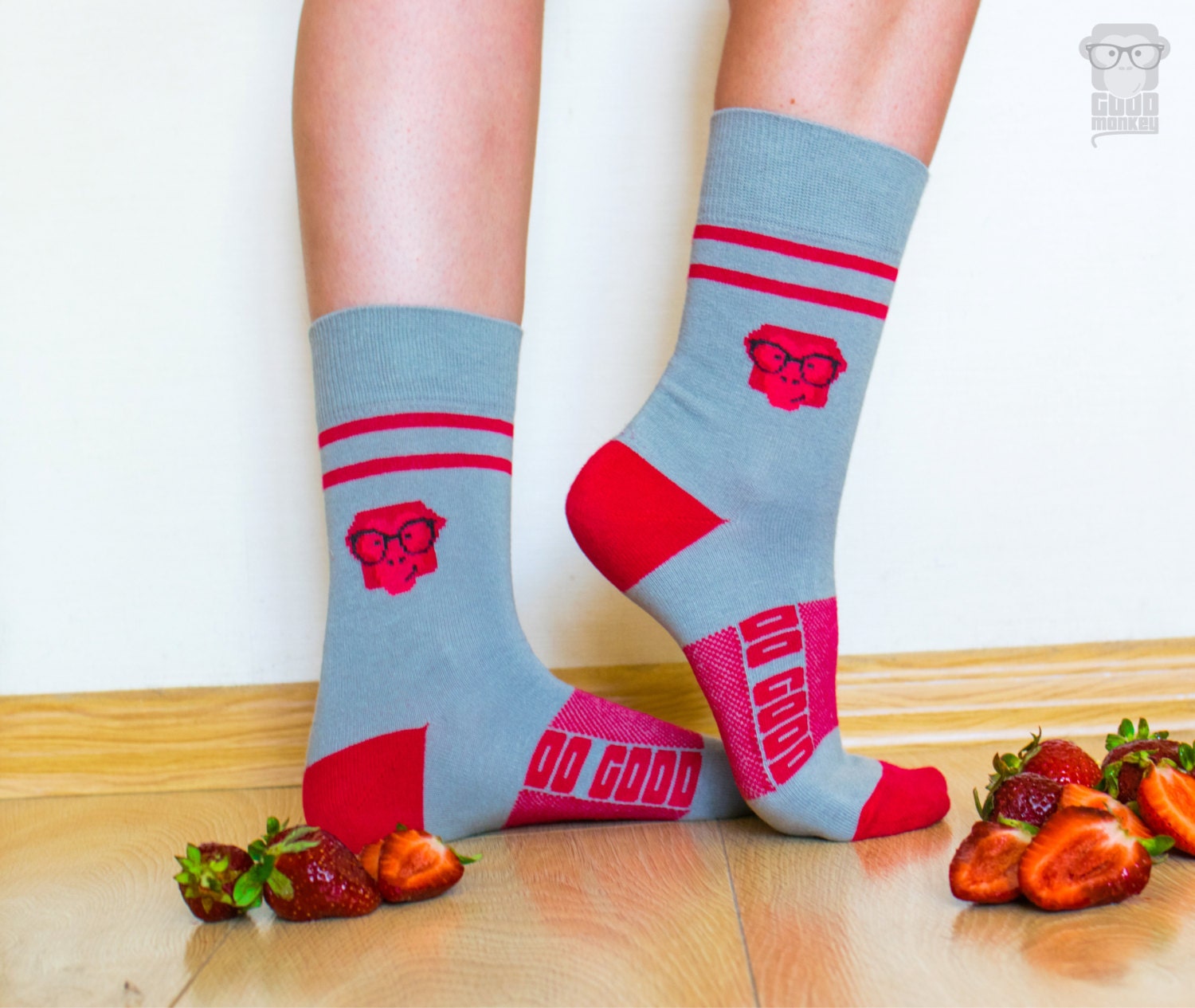 Grau Und Rot Socken | Bunte Coole Unisex Geschenk Sport-Sportsocken Schwarzer Freitag-Socken von GoodMonkeyShop