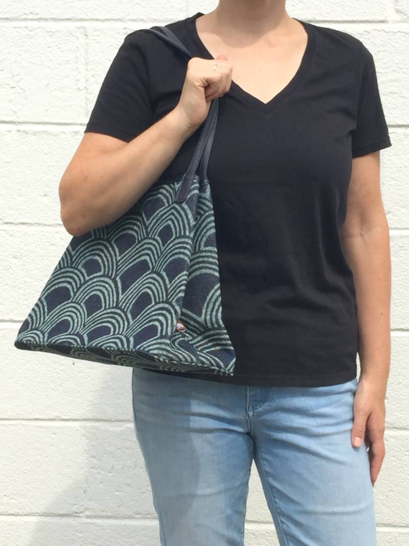 Blaue Ikat Gedruckt Tuch Und Leder Geldbörse Aus Thailand von GoodSurplus