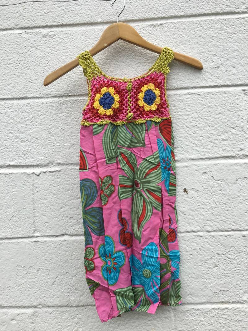 Gehäkelte Und Block-Druck Stoff 4/5 Sommerkleid Aus Tansania von GoodSurplus