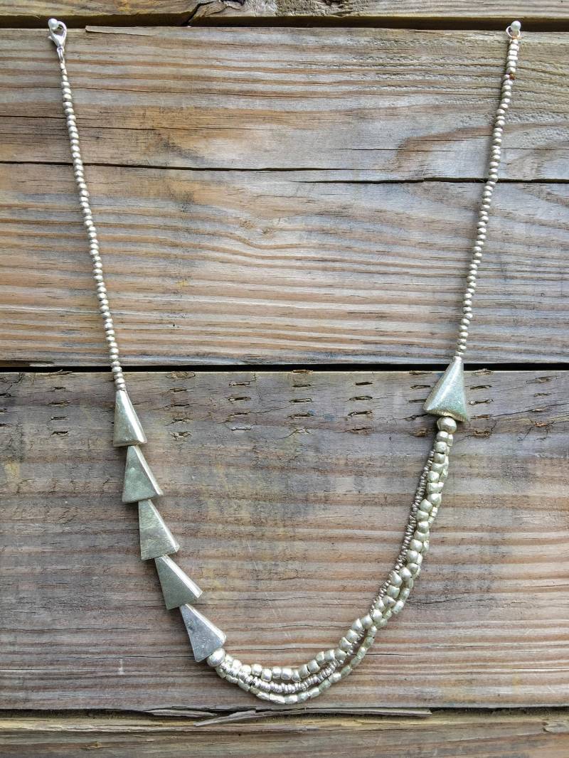 Silber Multi-strang Perlenkette Mit Dreieck Akzenten Aus Äthiopien von GoodSurplus