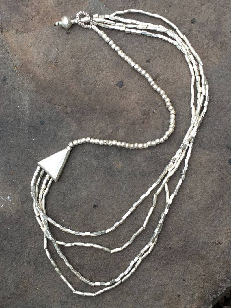 Silber Multi-strang Perlenkette Mit Dreieck Akzenten Aus Äthiopien von GoodSurplus