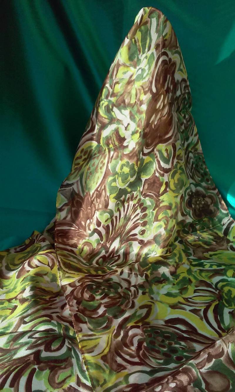 100% Reiner Seidenschal, Braun Grün Gelb, Kopftuch, Naturseide, Mehrfarbiger Schal, Seiden-Halsschal, Bedruckter Schal von GoodTasteSerbia