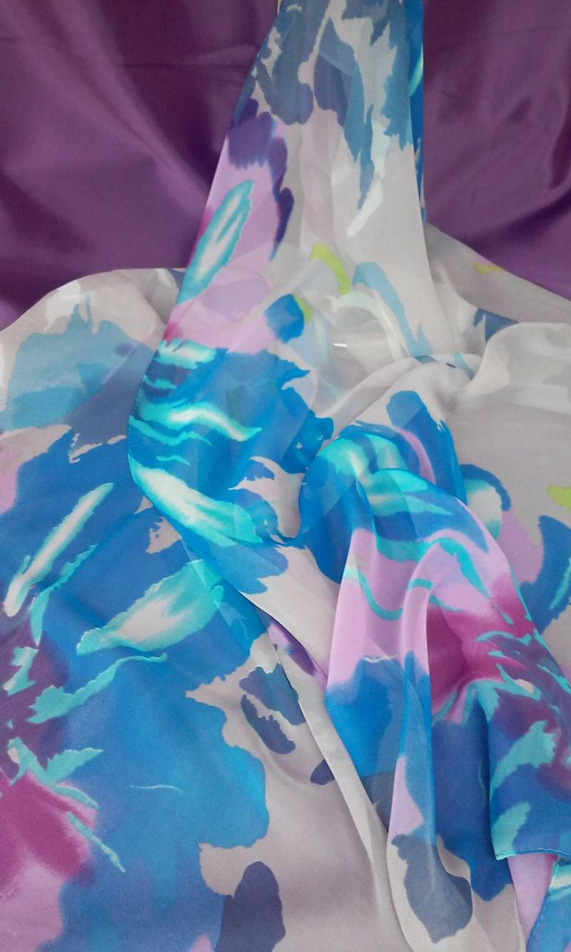 Blauer Grauer Schal, Chiffonschal, Seidenschal, Grauer Lila Türkisblauer Leichter Schal, Georgette-Schal, Damenschals, Weicher Voile-Wrap von GoodTasteSerbia