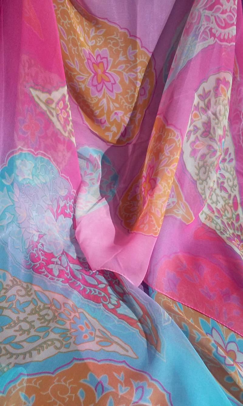 Paisley Schal, Chiffon-Schal, Paisley-Druck-Schals, Buntes Boho-Muster, Rosa Blauer Schal, Boho-Schal, Damen Seidenschal, Wrap, Hijab von GoodTasteSerbia