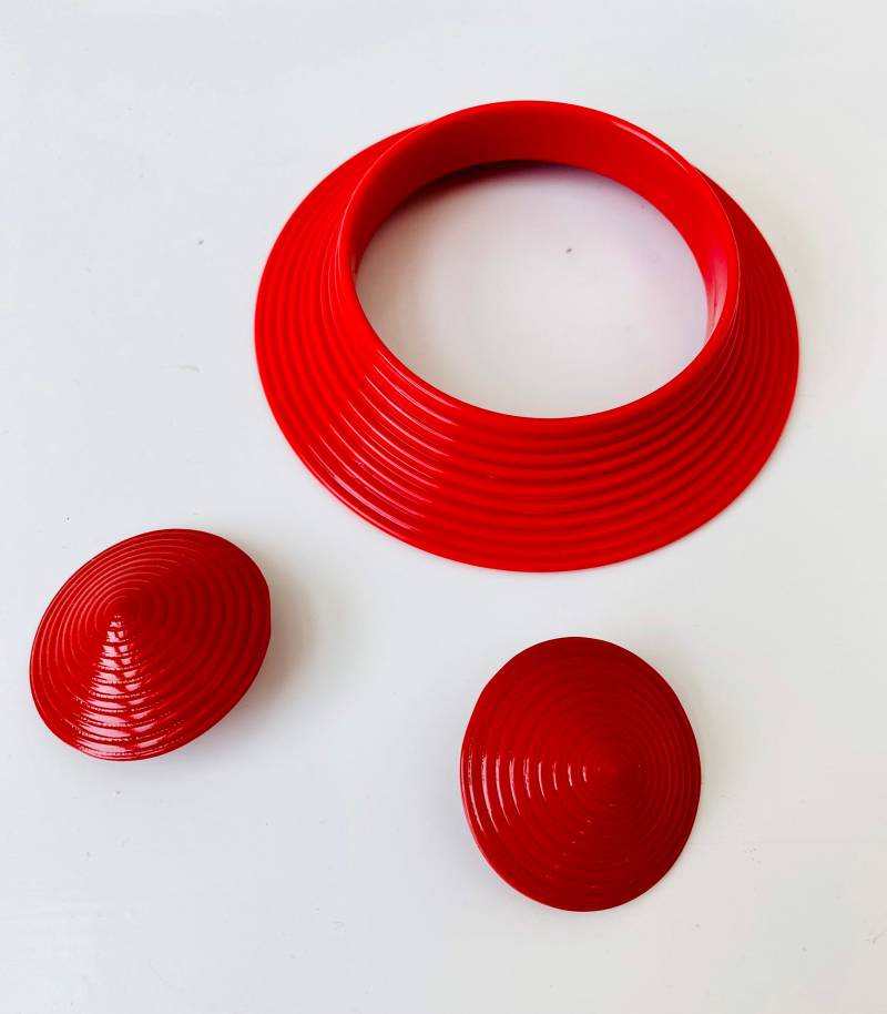 Mcm 60S Red Mod Schmuck Resin Set Clip On Ohrringe Und Manschette Armband von GoodThingsVintage