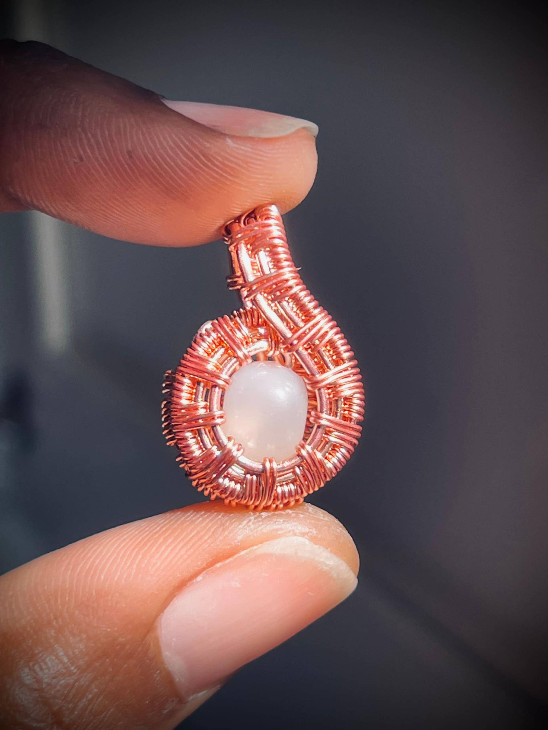 Mondstein Perle Kupferdraht Mini Weave Anhänger Halskette Mondstein Perle Kupferdraht Mini Weave Anhänger Halskette von GoodVibeWraps