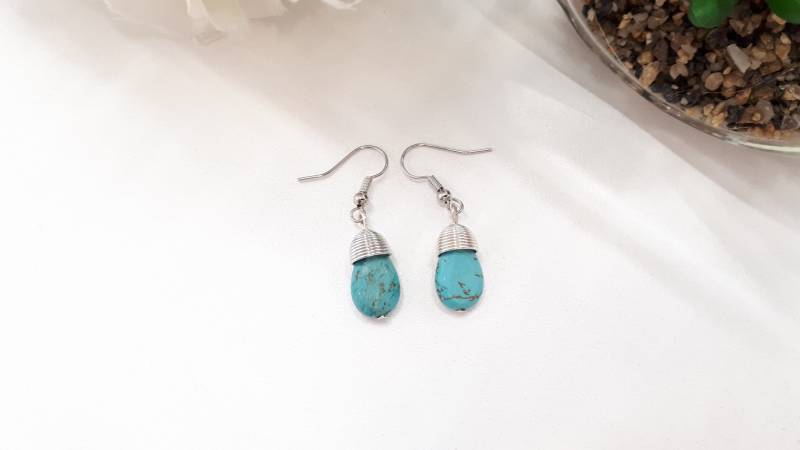 Draht Gewickelt Ohrringe - Türkis Baumeln Mit Silber Kappe Blau Stein von GoodVibesGiftShop