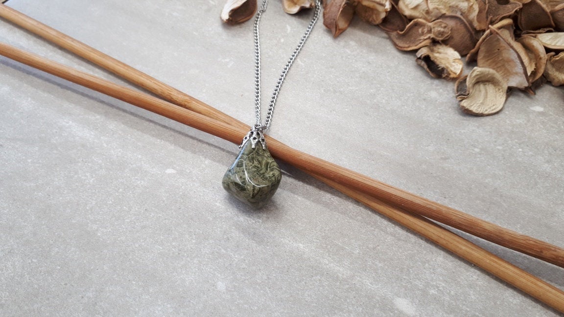 Nebula Jaspis Anhänger - Halskette Schmuck Für Frau Heilkristalle Grüner Stein Nebula Jaspis Anhänger - Halskette Schmuck Für Frau Heilkristalle Grüner Stein von GoodVibesGiftShop