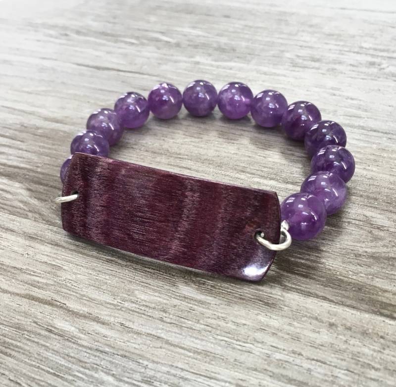 Amethyst-Perlenarmband Mit Handgefertigtem Dymondwood Anhänger von GoodVillageStudios
