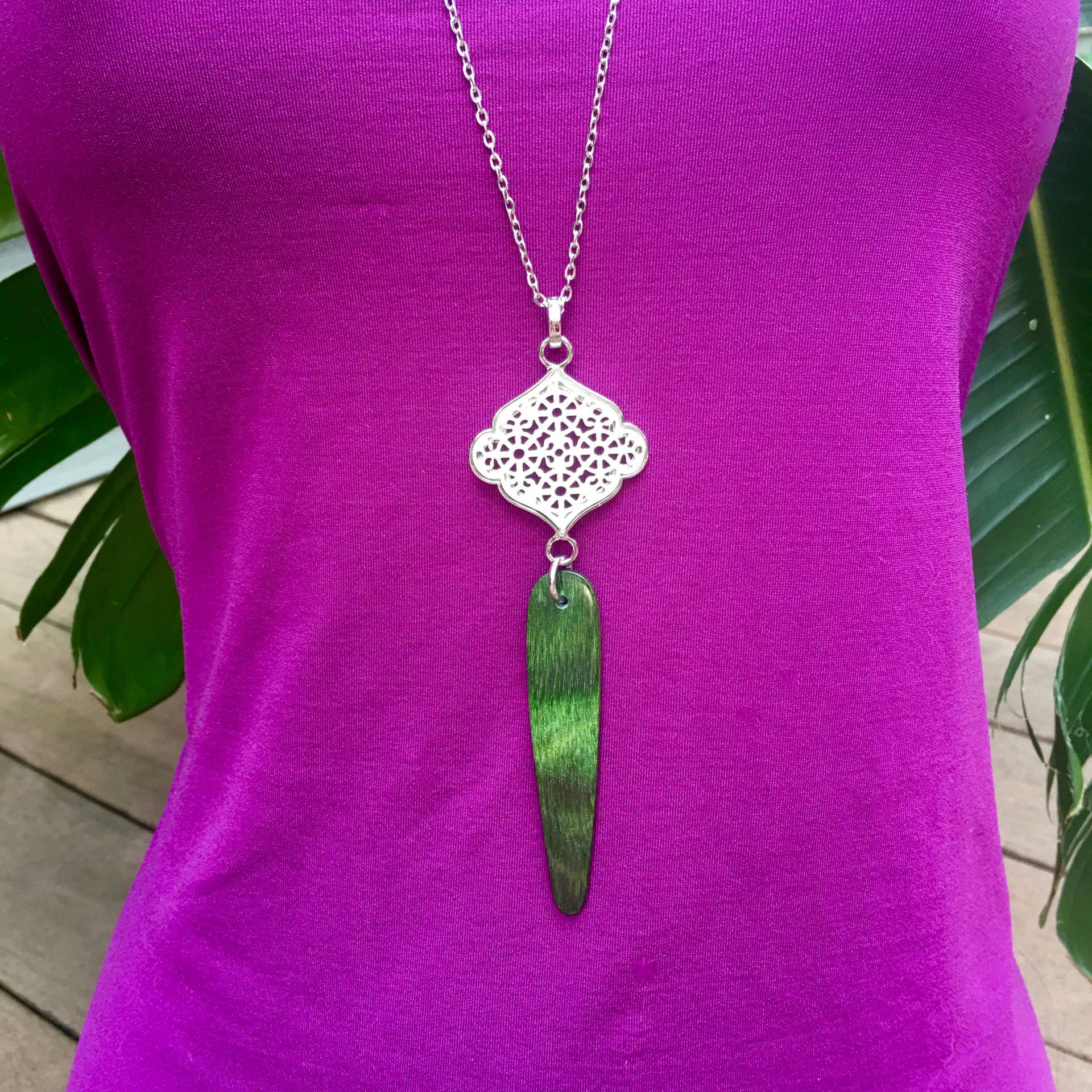 Handgefertigte Lange Halskette Aus Edelstahl Mit Grünem Dymondwood Anhänger Handgefertigte Lange Halskette Aus Edelstahl Mit Grünem Dymondwood Anhänger von GoodVillageStudios