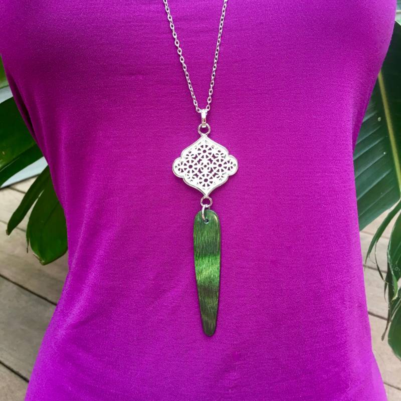 Handgefertigte Lange Halskette Aus Edelstahl Mit Grünem Dymondwood Anhänger Handgefertigte Lange Halskette Aus Edelstahl Mit Grünem Dymondwood Anhänger von GoodVillageStudios