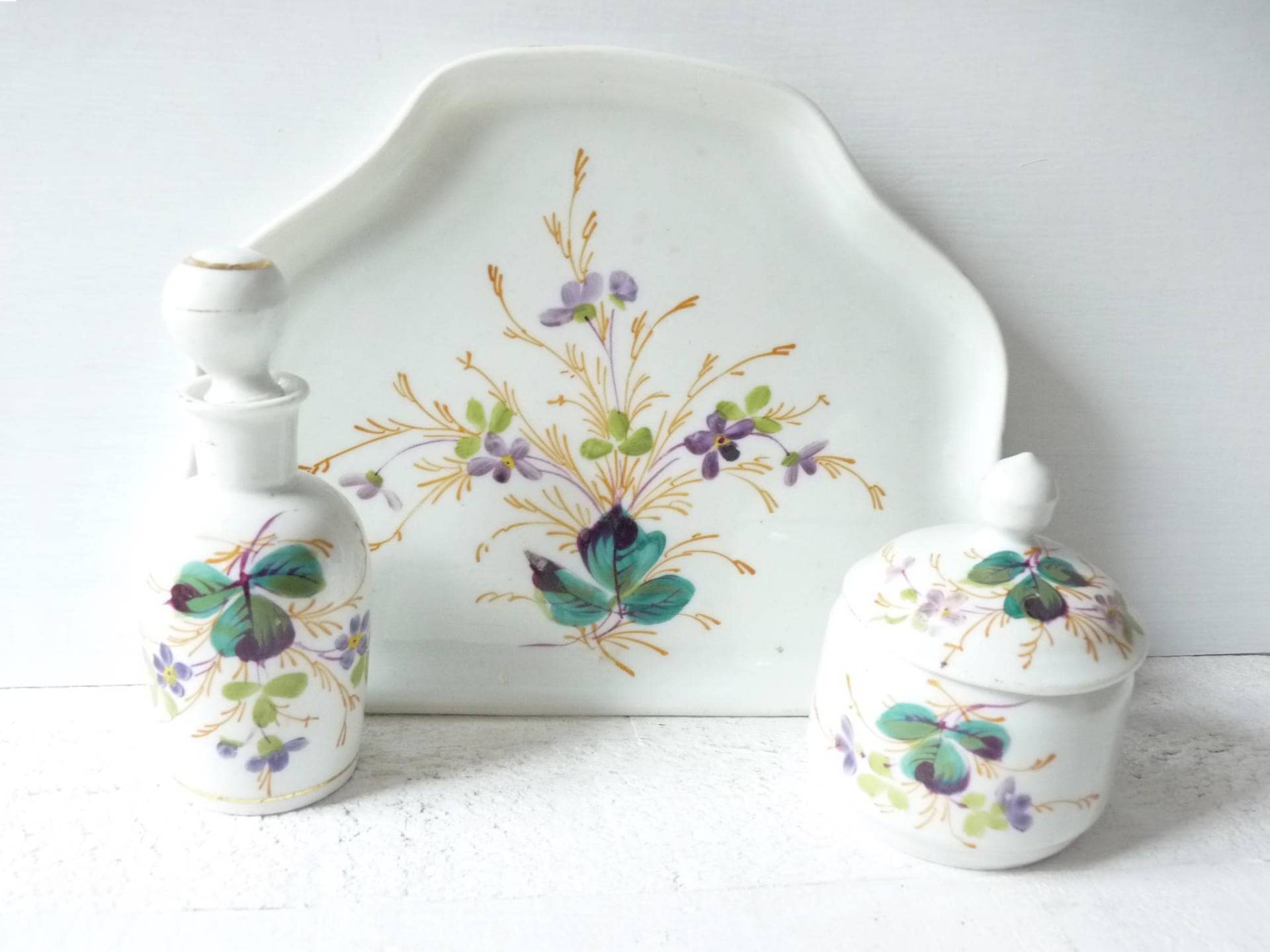 Antik Veilchen Badezimmer Set Toilettenservice Necessaire Blumenporzellan Duft Flakon Dose Tablett Handbemalt Jugendstil Biedermeier Boudoir von GoodWASTEofTime