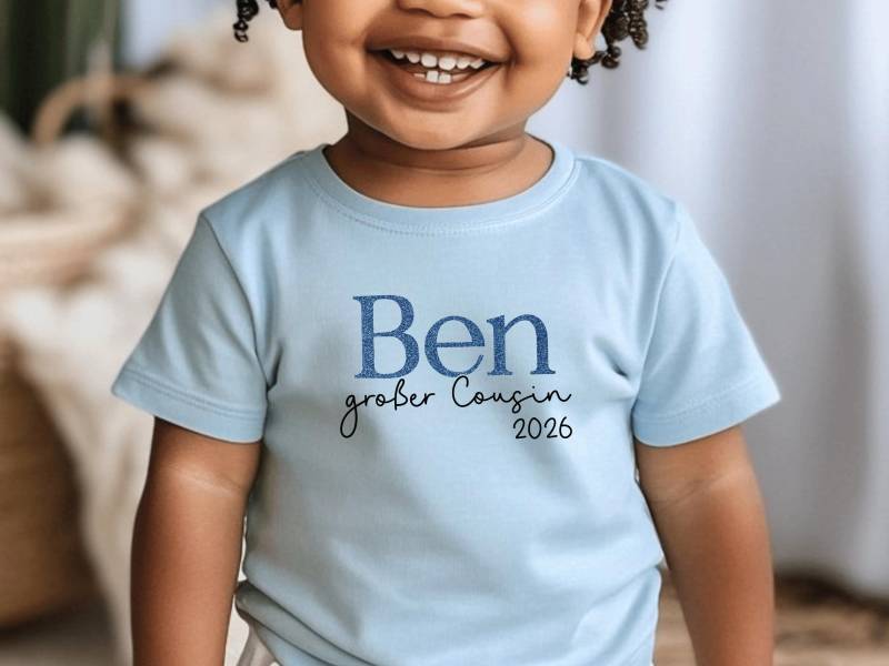 Blaues T-Shirt "Großer Cousin 2026" Oder Wunschtext I Personalisiert Mit Namen Verkündung Baby Vor Familie Geschenk Großer von GoodbyeSocks