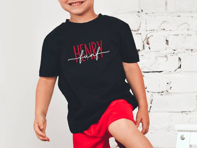 Geburtstags T-Shirt Oder Baby Body in Schwarz I Schlicht | Personalisiert Mit Namen Zahl Ausgeschrieben Kindergeburtstag von GoodbyeSocks