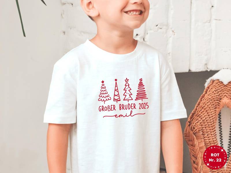 Großer Bruder 2025 Oder Wunschtext I T-Shirt Mit Tannenbäumen Zur Schwangerschaftsverkündung Verkündung 2. Kind Zu Weihnachten von GoodbyeSocks