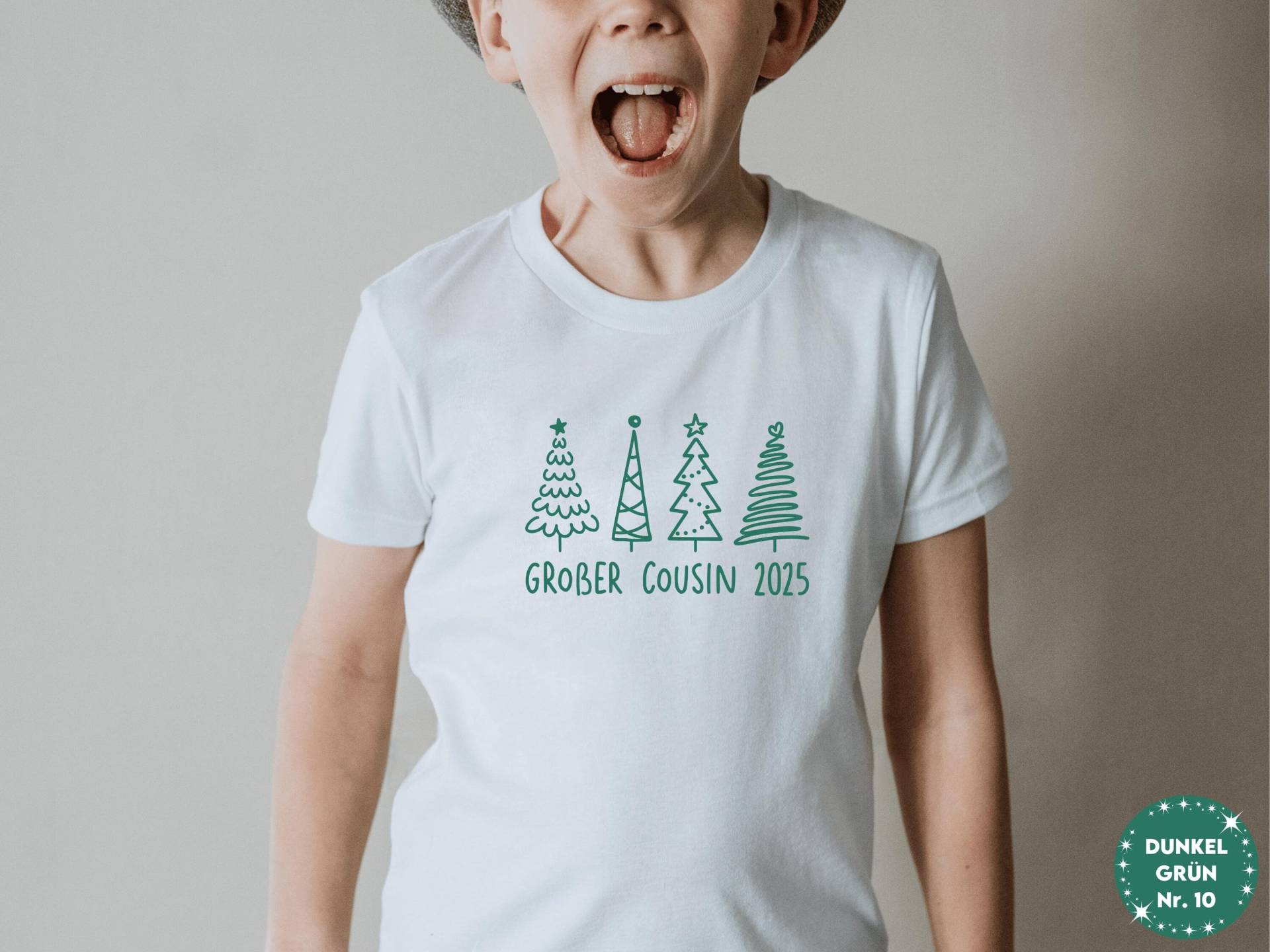 Großer Cousin 2025 Oder Wunschtext I T-Shirt Mit Tannenbäumen Zur Schwangerschaftsverkündung Verkündung Baby Zu Weihnachten Vor Familie von GoodbyeSocks