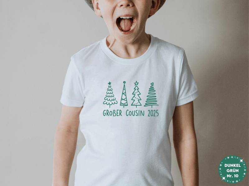 Großer Cousin 2025 Oder Wunschtext I T-Shirt Mit Tannenbäumen Zur Schwangerschaftsverkündung Verkündung Baby Zu Weihnachten Vor Familie von GoodbyeSocks