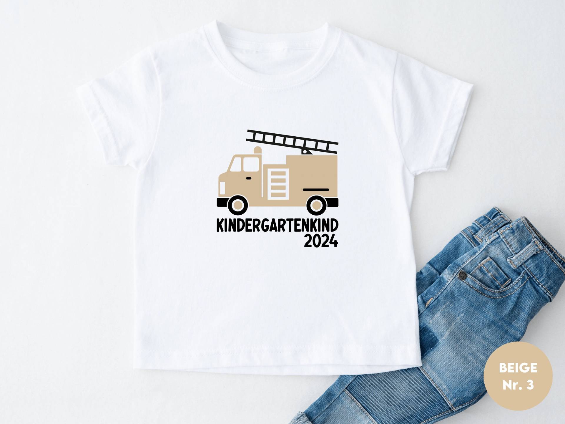 Kindergartenkind 2024 T-Shirt Mit Feuerwehr Auto, Gern Personalisiert Name Und Wunschtext Kitakind/Krippenkind Krabbelstubenkind Kindergartenkind 2024 T-Shirt Mit Feuerwehr Auto, Gern Personalisiert Name Und Wunschtext Kitakind/Krippenkind Krabbelstubenkind von GoodbyeSocks