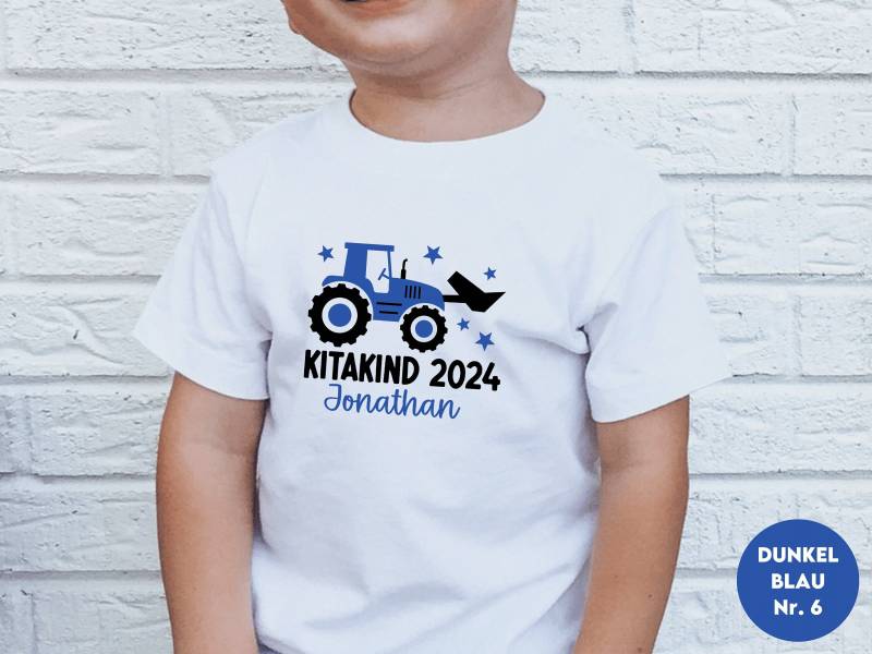 Kitakind 2024 Weißes T-Shir Mit Traktor I Personalisiert Name Und Wunschtext Z.b. Kindergartenkind/Krippenkind Geschenk Kitastart von GoodbyeSocks