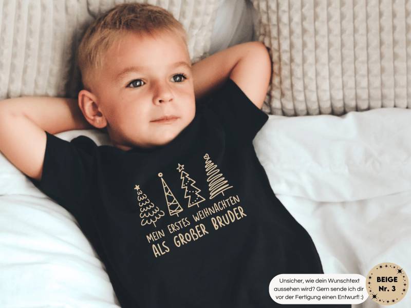 Mein Erstes Weihnachten Als Großer Bruder T-Shirt Mit Tannenbäumen Und Wunschtext I Weihnachtsoutfit Zu Partnerlook Kombinierbar von GoodbyeSocks