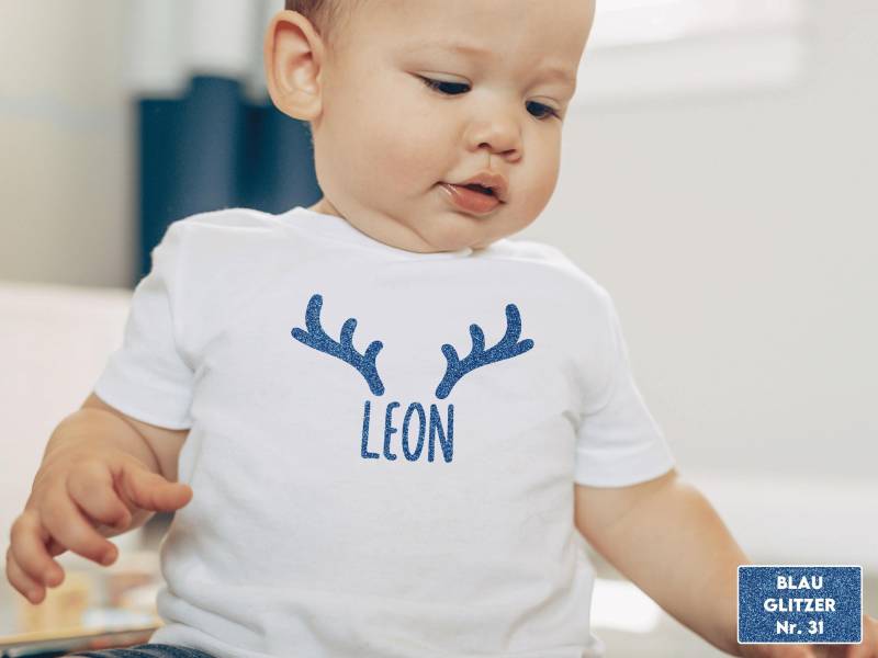 Personalisiertes Weihnachtliches Shirt Mit Rentiergeweih Und Namen Oder Wunschtext I Weihnachtsoutfit Zu Familien Set Kombinierbar von GoodbyeSocks