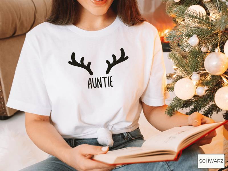 Personalisiertes Weihnachtsshirt Mit Rentiergeweih Und Namen Oder Wunschtext I Weihnachtsoutfit Familie Partnerlook Zb Auntie/Oma Opa von GoodbyeSocks