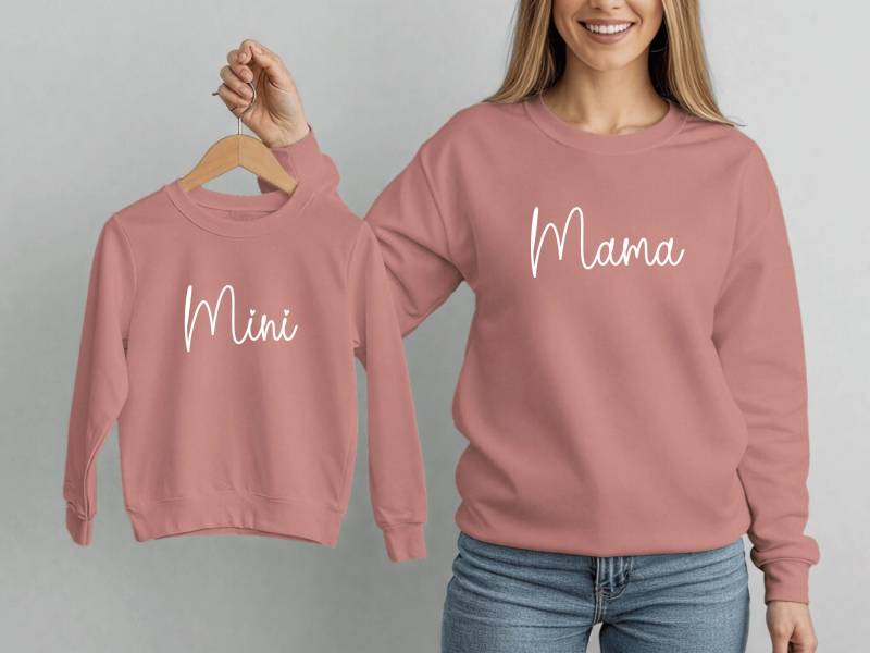 Pullover Mit Wunschtext Z.b. "Mama"/"Mini" "Papa" I Wähle Aus 5 Farben Muttertag Geschenk Zu Mama Kind Outfit Kombinierbar von GoodbyeSocks
