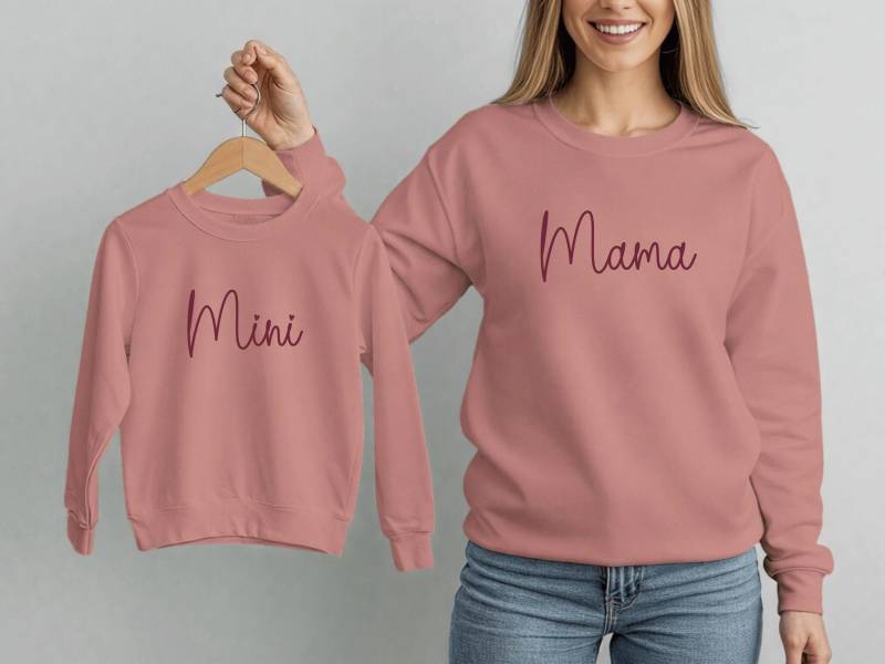 Pullover Mit Wunschtext Z.b. "Mama"/"Mini" "Papa" I Wähle Aus 5 Farben Muttertag Geschenk Zu Mama Kind Outfit Kombinierbar von GoodbyeSocks