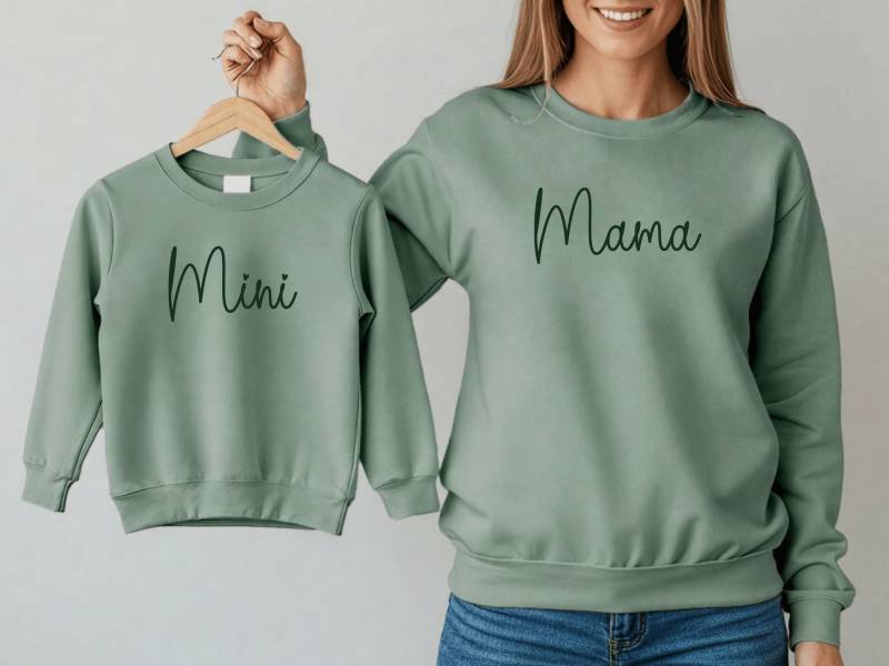 Pullover Mit Wunschtext Z.b. "Mama"/"Papa" "Mini" I Personalisierbar Zu Mama Kind Partnerlook Kombinierbar Muttertag Geschenk Pullover Mit Wunschtext Z.b. "Mama"/"Papa" "Mini" I Personalisierbar Zu Mama Kind Partnerlook Kombinierbar Muttertag Geschenk von GoodbyeSocks
